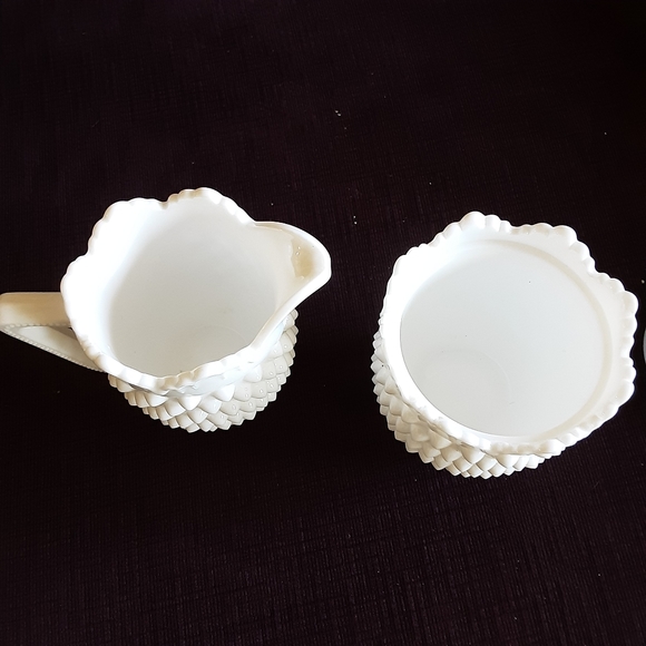 ANTIQUE MILK GLASS HOBNAIL PITCHER AND SUGAR BOWL. - Picture 5 of 7